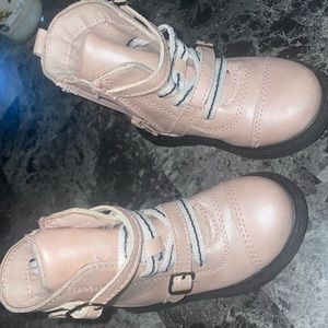 Toddler combat boots size 6c worn maybe twice if that great for fall!